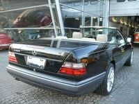 Gebraucht Mercedes E320 220 PS (161 kW) 1995 Glanzschwarz 040 Cabrio