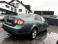 Gebraucht VW Jetta 102 PS (75 kW) 2005 Grün Limousine