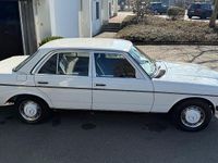 Gebraucht Mercedes 200 109 PS (80 kW) 1981 Weiß Limousine