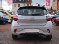 Gebraucht Hyundai i10 Select 67 PS (49 kW) 2021 Sleek silver / met Kleinwagen