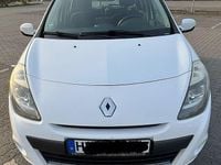 Gebraucht Renault Clio II Dynamique 75 PS (55 kW) 2009 Weiß Limousine