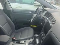 Gebraucht VW Golf 100 kW (136 PS) 2019 Weiß Limousine