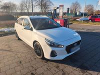 Gebraucht Hyundai i30 Select 110 PS (80 kW) 2017 Weiß Kombi