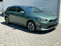 Neu Kia Ceed Gold 140 PS (102 kW) 2025 Experience grün metallic Kleinwagen