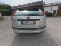 Używany Ford Focus Trend 80 KM (58 kW) 2005 Srebrny Sedan/Limuzyna