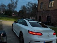 Gebraucht Mercedes E220 AMG 190 PS (139 kW) 2021 Weiß Coupé