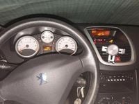 Gebraucht Peugeot 207 73 PS (53 kW) 2009 Weiß Kleinwagen