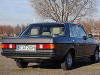 Gebraucht Mercedes E230 136 PS (100 kW) 1982 Grau Limousine