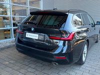 Gebraucht BMW 318 Advantage 150 PS (110 kW) 2021 Saphirschwarz metallic Kombi