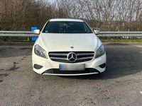 Gebraucht Mercedes A180 122 PS (89 kW) 2013 Schwarz Kleinwagen