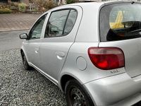 Gebraucht Toyota Yaris 88 PS (64 kW) 2001 Silber Kleinwagen