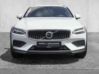 Gebraucht Volvo V60 CC Plus 197 PS (144 kW) 2023 Crystal white pearl / metallic Kombi
