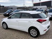 Gebraucht Hyundai i20 75 PS (55 kW) 2017 Polar white Kleinwagen