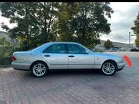 Gebraucht Mercedes E200 136 PS (100 kW) 1997 Silber Limousine