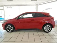 Gebraucht Hyundai i20 101 PS (74 kW) 2015 Red passion / mic Coupé