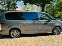 Gebraucht VW Multivan Life 150 PS (110 kW) 2023 Grau Van / Kleinbus