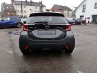 Neu Toyota Yaris 116 PS (85 kW) 2025 Grau Limousine