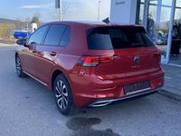 Używany VW Golf VIII Active 131 KM (96 kW) 2022 Czerwony Sedan/Limuzyna