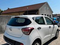 Gebraucht Hyundai i10 69 PS (50 kW) 2017 Weiß Kleinwagen