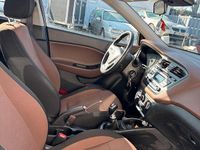 Gebraucht Hyundai i20 75 PS (55 kW) 2015 Braun Kleinwagen