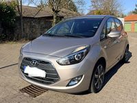 Gebraucht Hyundai ix20 125 PS (91 kW) 2017 Silber Kleinwagen