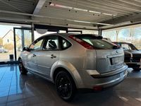 Gebraucht Ford Focus Ghia 116 PS (85 kW) 2005 Silber Limousine