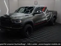 Gebraucht Dodge Ram 401 PS (294 kW) 2019 3m satin gold dust black folie Pickup