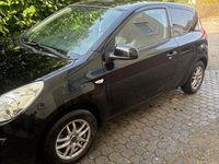Gebraucht Hyundai i20 77 PS (56 kW) 2011 Schwarz Kleinwagen