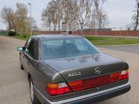 Brugt Mercedes E230 136 HK (100 kW) 1992 Grå Sedan
