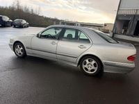 Usado Mercedes E320 197 HP (144 kW) 2000 Prateado Sedan