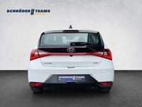 Gebraucht Hyundai i20 Intro Edition 101 PS (74 kW) 2022 Polar white Limousine
