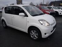 Gebraucht Daihatsu Sirion 69 PS (50 kW) 2009 Weiß Kleinwagen