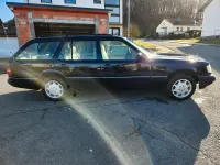 Używany Mercedes E280 193 KM (141 kW) 1995 Niebieski Kombi