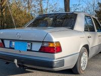 Second-hand Mercedes E230 132 CP (97 kW) 1991 Argintiu Berlinǎ