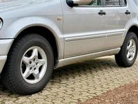 Gebraucht Mercedes ML270 163 PS (119 kW) 2000 Silber SUV