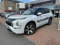 Gebraucht Mitsubishi Outlander P-HEV Top 136 PS (100 kW) 2025 Titanweiß / pantherschwarz Limousine