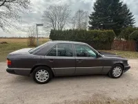 Używany Mercedes E220 150 KM (110 kW) 1993 Purpurowy Sedan/Limuzyna