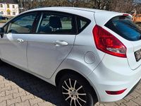 Gebraucht Ford Fiesta 60 PS (44 kW) 2011 Weiß Kleinwagen