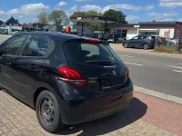 Gebraucht Peugeot 208 Active 82 PS (60 kW) 2017 Schwarz Kleinwagen