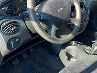 Usado Ford Focus 74 HP (54 kW) 2000 Cinzento Carrinha