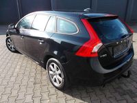 Gebraucht Volvo V60 Momentum 150 PS (110 kW) 2012 Schwarzmetallic. Kombi