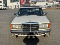 Używany Mercedes E230 136 KM (100 kW) 1982 Biały Sedan/Limuzyna