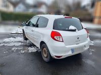 Używany Renault Clio II Dynamique 101 KM (74 kW) 2009 Biały Sedan/Limuzyna