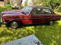 Używany Mercedes E230 136 KM (100 kW) 1983 Czerwony Sedan/Limuzyna