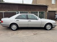 Usata Mercedes E240 Elegance 170 CV (125 kW) 1998 Argento Berlina