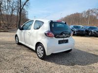 Gebraucht Toyota Aygo Cool 68 PS (50 kW) 2014 Weiß Kleinwagen