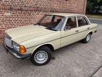Gebraucht Mercedes 240 72 PS (52 kW) 1982 Grün Limousine