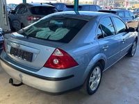 Usado Ford Mondeo Ghia 131 CV (96 kW) 2004 Azul Berlina