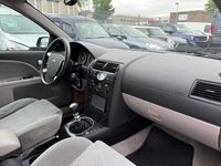 Gebraucht Ford Mondeo Ghia 125 PS (91 kW) 2002 Silber Limousine