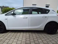 Gebraucht Opel Astra 101 PS (74 kW) 2013 Weiß Limousine